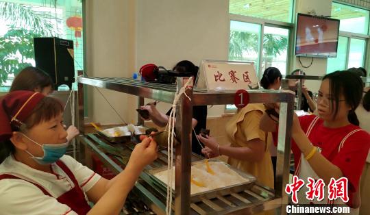 包粽子大賽。　楊伏山 攝