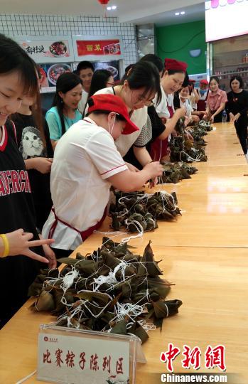 包粽子大賽成績檢驗。　楊伏山 攝
